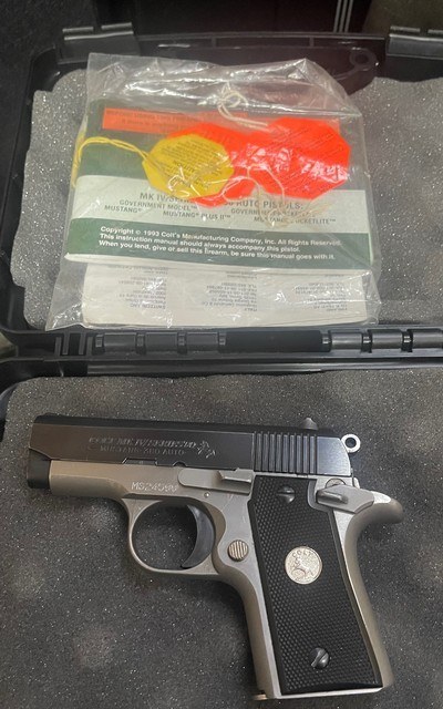 Colt Mark IV Mustang Series 80 (two tone)