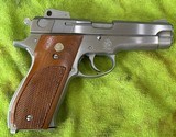 Smith and Wesson 639 (2 extra mags) - 2 of 7