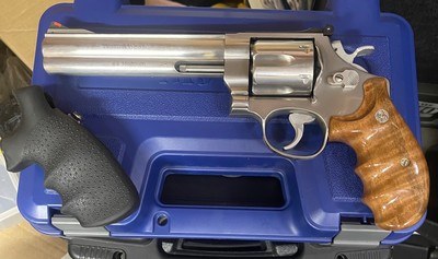 Smith and Wesson 629-3 Classic - Image 1 of 8