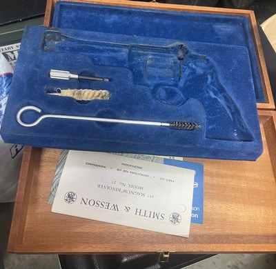 Smith and Wesson 27-2 (6 in, blue, box) - Image 3 of 9