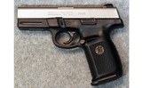 Smith & Wesson ~ SW9VE ~ 9 mm Luger. - 2 of 3