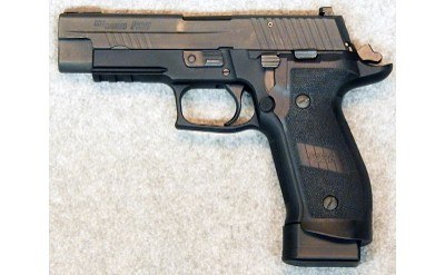 SIG Sauer ~ P226 ~ 9 mm Luger.