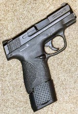 Smith & Wesson ~ M&P9 Shield ~ 9 mm Luger.