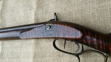 FINE ANTIQUE SOUTHERN FULLSTOCK BLACK POWDER RIFLE CURLY TIGER MAPLE PEWTER NOSE INLAY BEARDEN ATTRIB TENNESSEE KENTUCKY LONGRIFLE MUZZLELOADER - 12 of 15