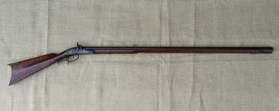 FINE ANTIQUE SOUTHERN FULLSTOCK BLACK POWDER RIFLE CURLY TIGER MAPLE PEWTER NOSE INLAY BEARDEN ATTRIB TENNESSEE KENTUCKY LONGRIFLE MUZZLELOADER