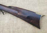 ANTIQUE INCISE CARVED .45 FULLSTOCK BLACK POWDER MUZZLELOADER READING / BERKS COUNTY (?) PENNSYLVANIA KENTUCKY LONGRIFLE RIFLE - Image 10 of 15