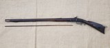 ANTIQUE INCISE CARVED .45 FULLSTOCK BLACK POWDER MUZZLELOADER READING / BERKS COUNTY (?) PENNSYLVANIA KENTUCKY LONGRIFLE RIFLE - Image 2 of 15