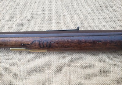 ANTIQUE INCISE CARVED .45 FULLSTOCK BLACK POWDER MUZZLELOADER READING / BERKS COUNTY (?) PENNSYLVANIA KENTUCKY LONGRIFLE RIFLE - Image 8 of 15
