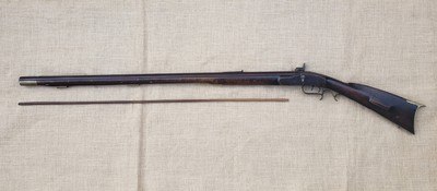 ANTIQUE INCISE CARVED .45 FULLSTOCK BLACK POWDER MUZZLELOADER READING / BERKS COUNTY (?) PENNSYLVANIA KENTUCKY LONGRIFLE RIFLE - Image 2 of 15