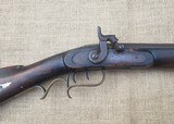 ANTIQUE INCISE CARVED .45 FULLSTOCK BLACK POWDER MUZZLELOADER READING / BERKS COUNTY (?) PENNSYLVANIA KENTUCKY LONGRIFLE RIFLE - Image 5 of 15