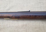ANTIQUE INCISE CARVED .45 FULLSTOCK BLACK POWDER MUZZLELOADER READING / BERKS COUNTY (?) PENNSYLVANIA KENTUCKY LONGRIFLE RIFLE - Image 8 of 15