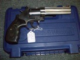 Smith & Wesson Model 686 PLUS DELUXE .357 Mag. - 2 of 3