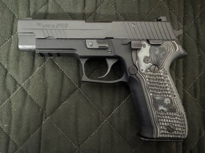 Excellent Sig Sauer P226 9mm with case and extra magazine - Image 2 of 5