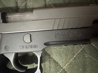 Excellent Sig Sauer P226 9mm with case and extra magazine - Image 3 of 5