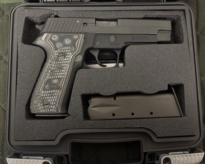 Excellent Sig Sauer P226 9mm with case and extra magazine - Image 4 of 5
