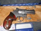 SMITH & WESSON 686 - 2 of 2