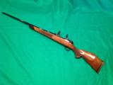 Weatherby Mark-V Deluxe 300 Weatherby Magnum - 2 of 12