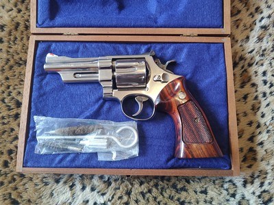 Smith & Wesson model 27-2 in presentation case