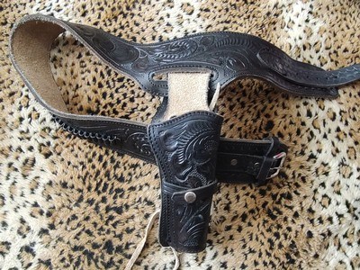 Nice floral designed gun belt and holster - Image 1 of 1