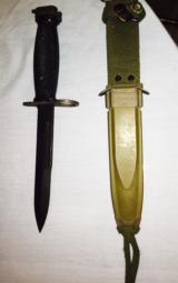 Mint un-issued M-16/AR15 bayonet in perfect condition with scabbard - 1 of 3