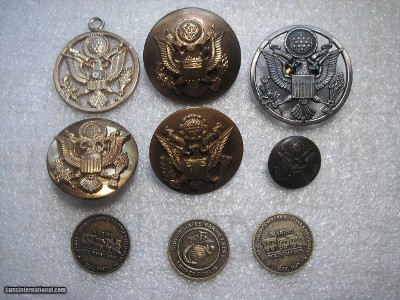 US MILITARY WW1 AND WW2 BADGES AND BATTON IN VERY GOOD ORIGINAL CONDITION