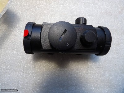 RED DOT SIGHTS IN NEW FACTORY ORIGINAL CONDITION - Image 6 of 18