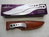 LARGE TRIPLE THROWER SET KNIFES IN LEATHER SHEATH - 1 of 11