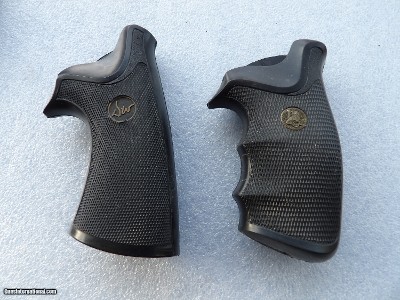 DAN WESSON 2 PAIR OF GRIPS IN EXCELLENT CONDITION