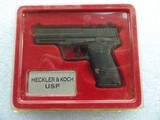19 REPLICAS OF COLLECTIBLES PISTOLS & REVOLVERS IN 1/2 SCALE DISPLAYS - 4 of 20