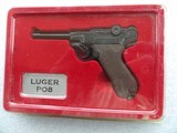 19 REPLICAS OF COLLECTIBLES PISTOLS & REVOLVERS IN 1/2 SCALE DISPLAYS - 8 of 20