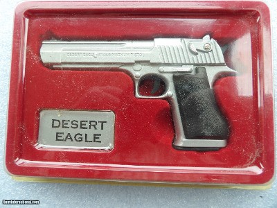 19 REPLICAS OF COLLECTIBLES PISTOLS & REVOLVERS IN 1/2 SCALE DISPLAYS