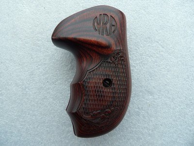 NRA ENGRAVED ROSEWOOD BEAUTIFUL REVOLVER GRIPS IN NEW ORIGINAL CONDITION - Image 1 of 16