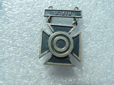 UNITED STATE ARMY SHARPSHOOTER QUALIFICATION BADGES - Image 3 of 18