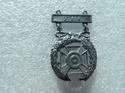 UNITED STATE ARMY SHARPSHOOTER QUALIFICATION BADGES - Image 5 of 18