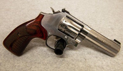 Smith & Wesson ~ 617-6 ~ .22 LR
