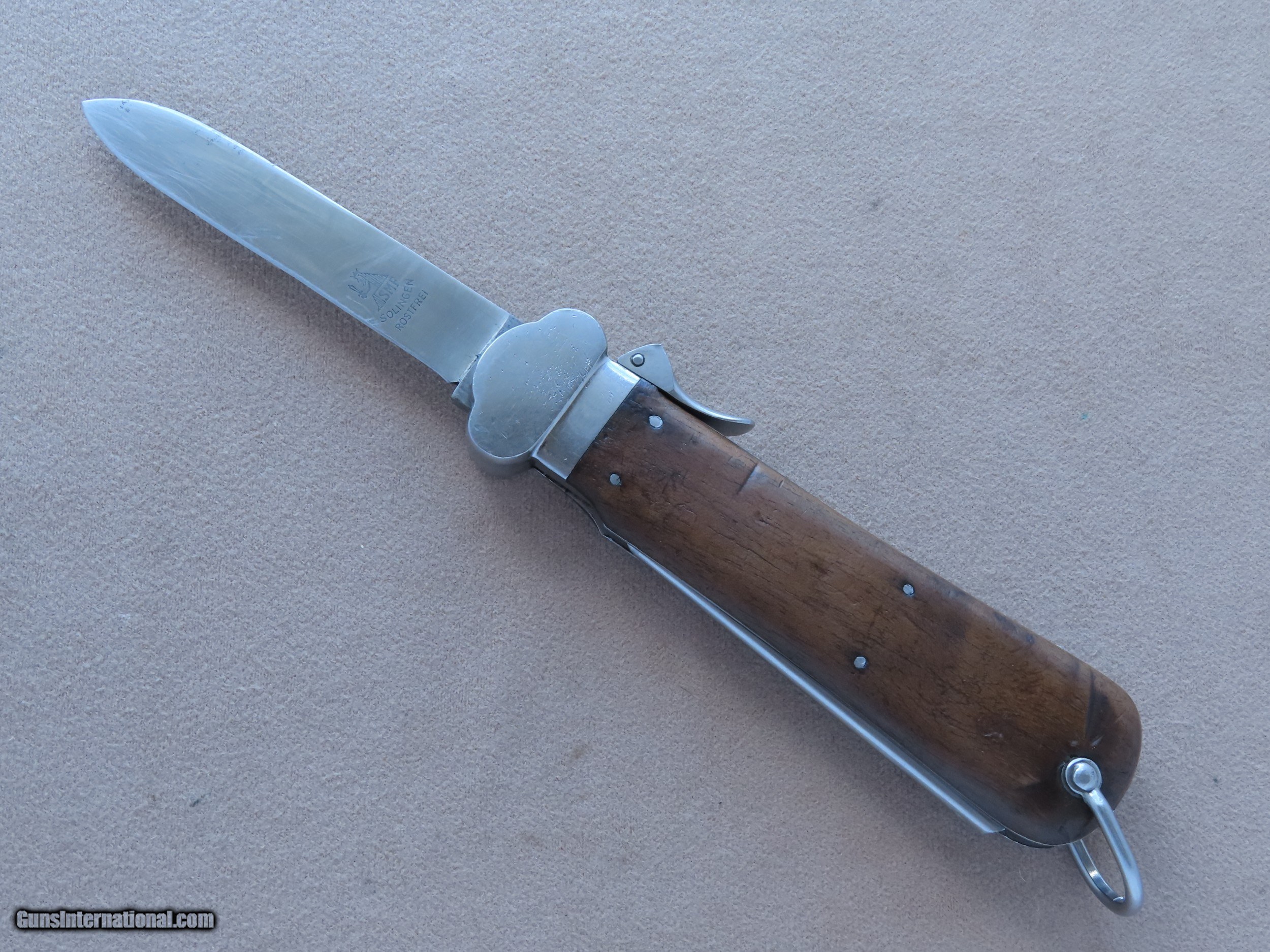 https://images.gunsinternational.com/listings_sub/acc_70986/gi_101315912/WW2-Nazi-Paratrooper-Gravity-Knife-by-SMF-in-Solingen-All-Original-and-Matching_101315912_70986_98513D8D033F0942.JPG