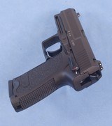 ** SOLD ** Heckler & Koch USP Semi Auto Pistol Chambered in .40 SW Caliber **Mfg 1995 - Variant 2 - Box + 2 Magazines** - 4 of 18