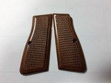 BROWNING HIGH POWER GRIPS 60'S-70'S VINTAGE - 1 of 2