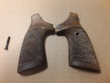 SMITH & WESSON J-FRAME SQUARE BUTT GRIPS BY HERRET W/SCREW - 1 of 5