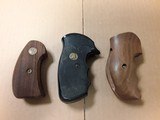 SMITH & WESSON J-FRAME ROUND BUTT GRIPS VARIOUS STYLES - 1 of 5