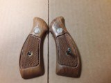 SMITH & WESSON K-FRAME ROUND BUTT NUMBERED GRIPS WITH SCREW - 1 of 3