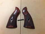 Altamont Smith & Wesson K-FRAME square butt grips with screww - 1 of 6