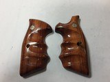 SMITH & WESSON K-FRAME SQUARE BUTT FINGER GROOVED GRIPS - 1 of 4