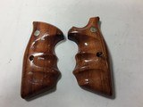 SMITH & WESSON K-FRAME SQUARE BUTT FINGER GROOVED GRIPS - 2 of 4