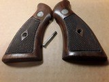 SMITH & WESSON N-FRAME SQUARE BUTT DIAMOND CHECKERED GRIPS - 3 of 5