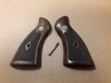 SMITH & WESSON N-FRAME SQUARE BUTT DIAMOND CHECKERED GRIPS - 1 of 5