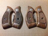 SMITH & WESSON J-FRAME ROUND BUTT GRIPS - 2 of 4