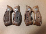 SMITH & WESSON J-FRAME ROUND BUTT GRIPS - 1 of 4