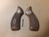 SMITH & WESSON J-FRAMEROUND BUTT DIAMOND CHECKERED GRIPS - 1 of 3