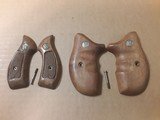 SMITH & WESSON J-FRAMEROUND BUTT GRIPS - 1 of 3